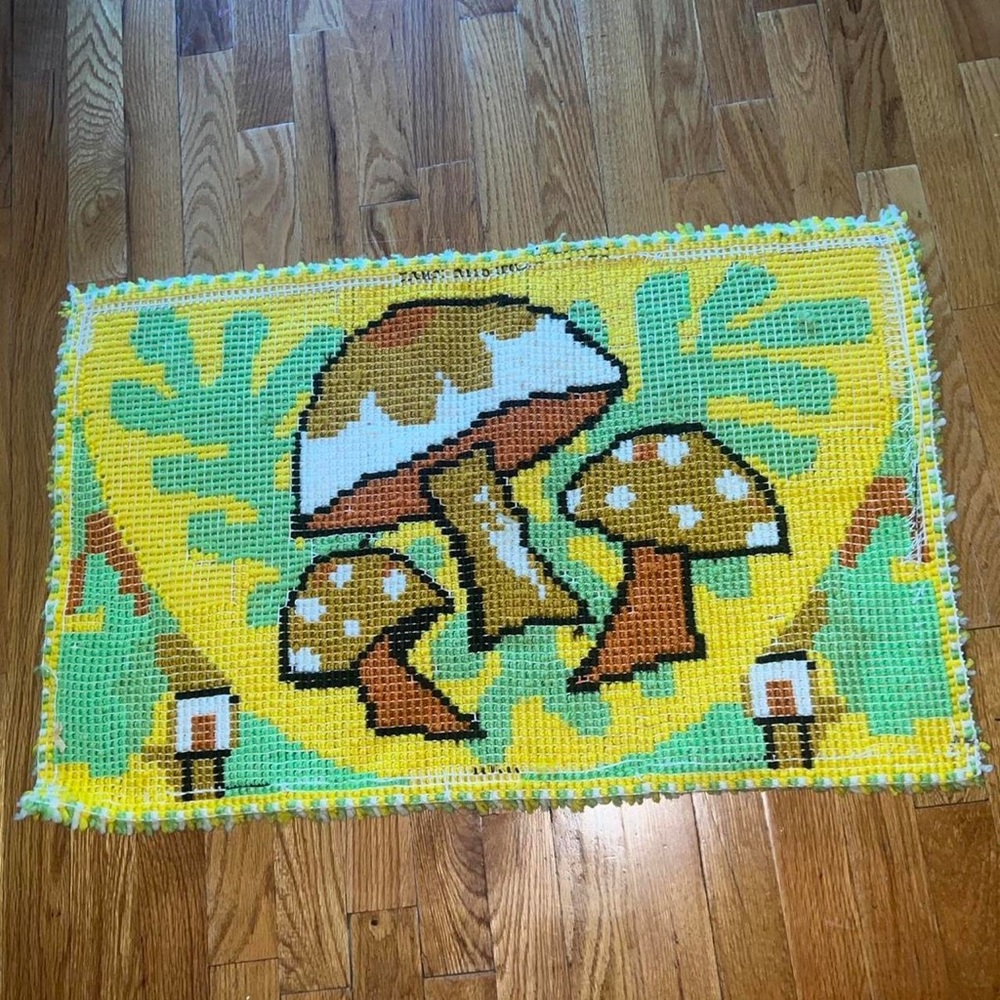 Amazing vintage 70’s mushroom hook & latch wall hanging / rug 🍄🍄🍄 - Picture 3 of 4